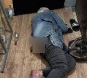В Корсакове гости соседей устроили туалет в тамбуре жилого дома