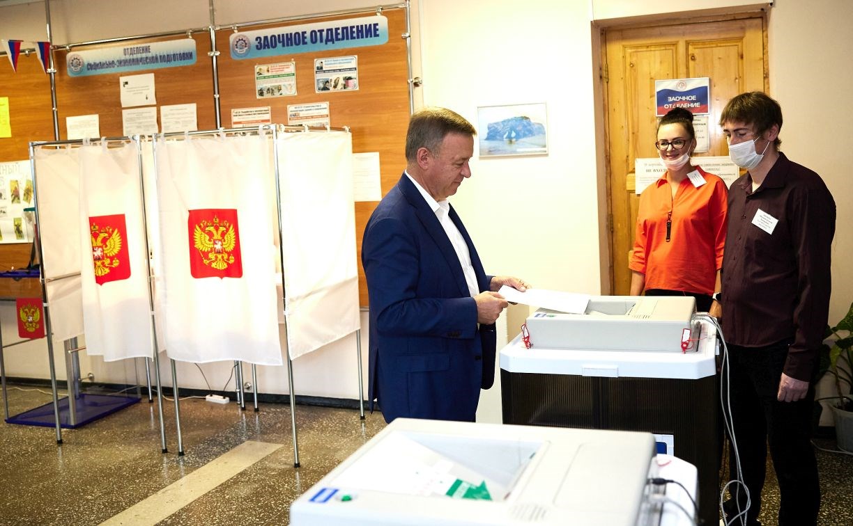 Мэр Южно-Сахалинска Сергей Надсадин проголосовал на выборах в областную думу