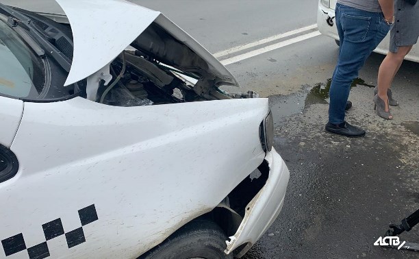Три автомобиля столкнулись в Южно-Сахалинске по вине неадекватного водителя "Яндекс.Такси"