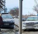 Инспекторы ГАИ в Южно-Сахалинске разыскали и наказали автохамов, припарковавшихся на тротуаре 