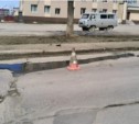 В ямы на улице Емельянова в Южно-Сахалинске разливали асфальт (ФОТО)