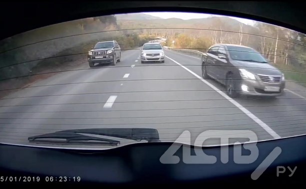 Автомобиль жёстко подрезали перед "слепым" поворотом на охотской трассе