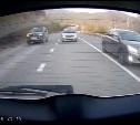 Автомобиль жёстко подрезали перед "слепым" поворотом на охотской трассе