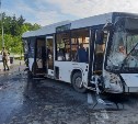 "Автобус пытался повернуть налево": видео, снятое в первые минуты после жуткого ДТП на юге Сахалина