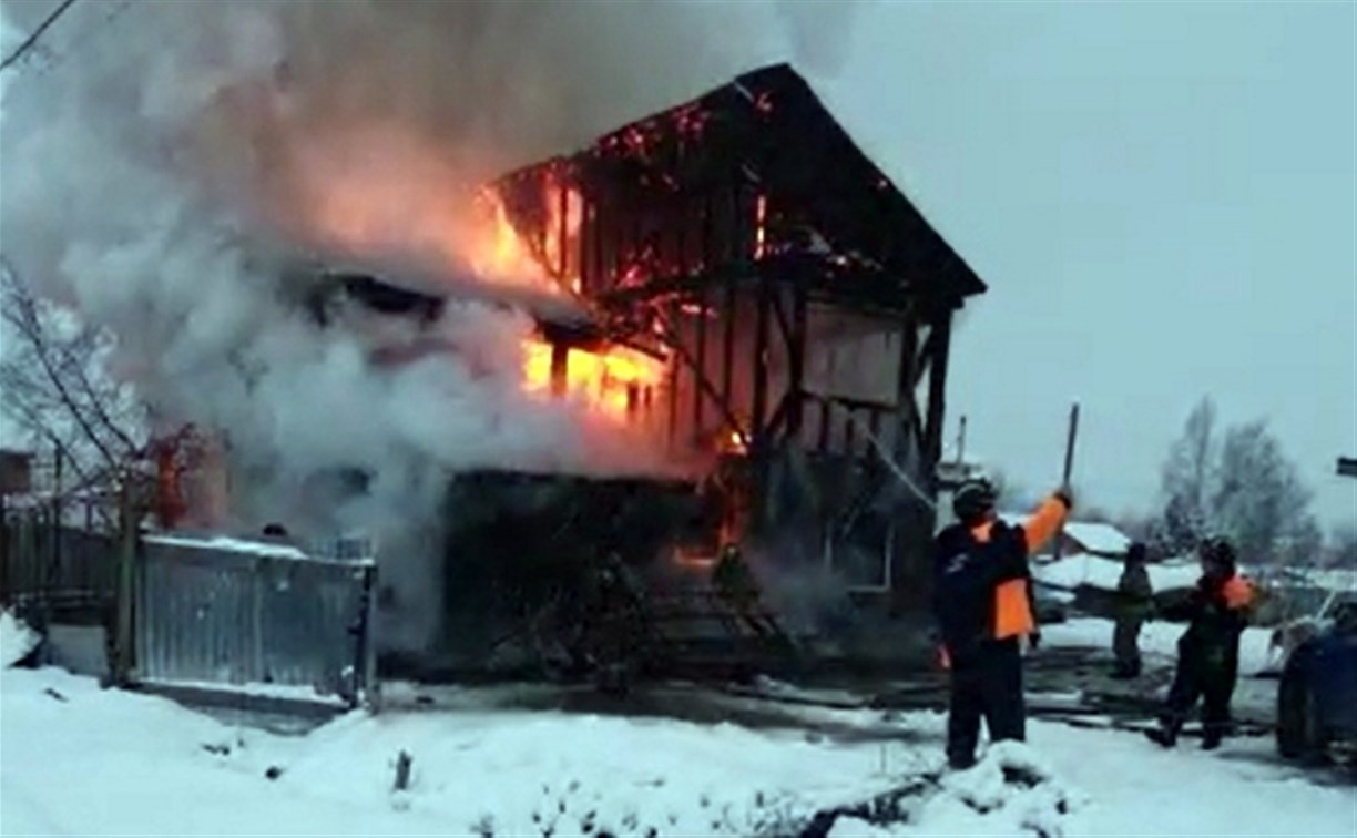 "Полыхает весь дом": появилось видео страшного пожара в Южно-Сахалинске