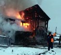 "Полыхает весь дом": появилось видео страшного пожара в Южно-Сахалинске