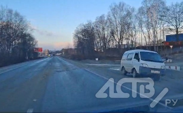 "Перед туристами стыдно": сахалинка пожаловалась на большегрузы, которые пачкают охотскую трассу