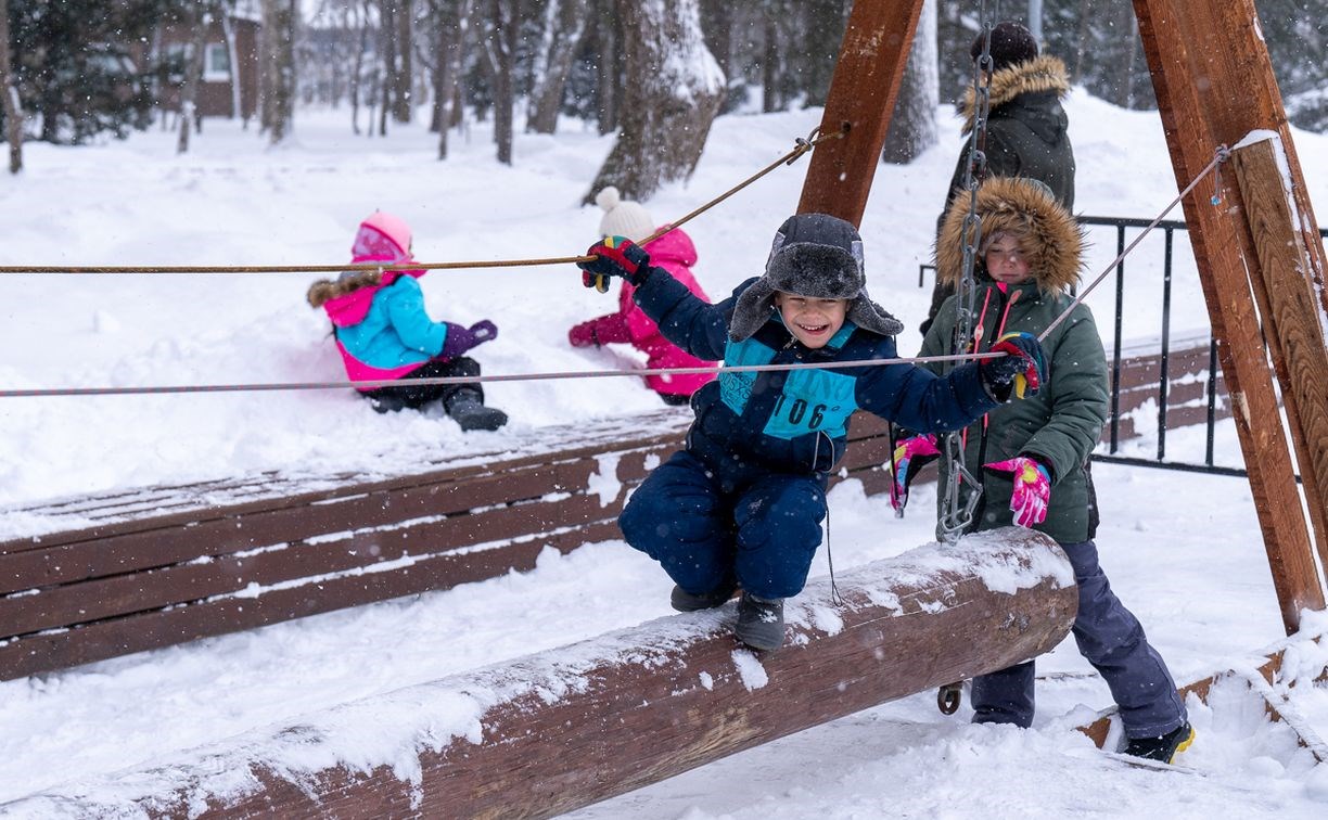 Игра в снежки, хороводы и кёрлинг: Рождество отметили в городском парке Южно-Сахалинска