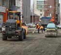 Рабочие приступили к ремонту ям на улицах Южно-Сахалинска