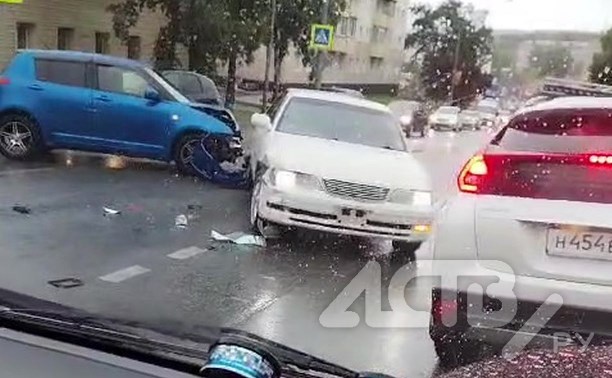 "Люди, вы не проснулись?": два автомобиля серьёзно пострадали в ДТП в Корсакове