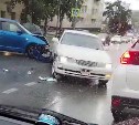"Люди, вы не проснулись?": два автомобиля серьёзно пострадали в ДТП в Корсакове