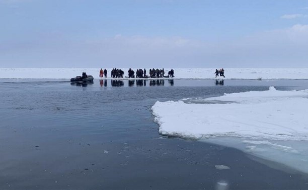 Более 70 рыбаков достали с оторвавшейся льдины у берегов Сахалина: итоги спасательной операции