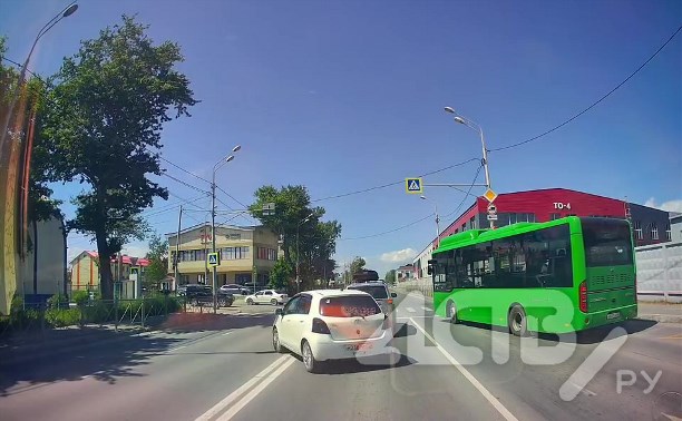 Чуть не снёс пешехода на "зебре": грубое нарушение ПДД попало на видео в Южно-Сахалинске