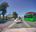 Чуть не снёс пешехода на "зебре": грубое нарушение ПДД попало на видео в Южно-Сахалинске