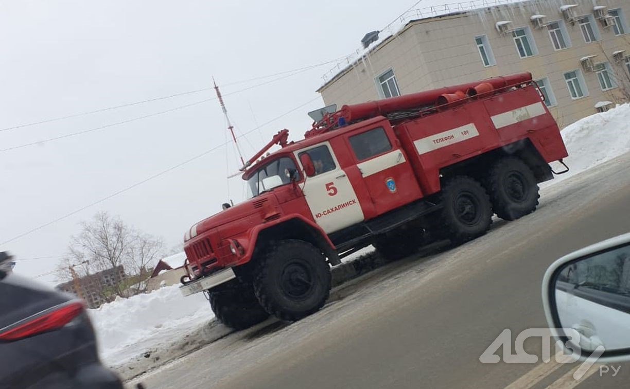 Общежитие СахГУ не могут "разминировать" три часа: люди с детьми стоят на улице