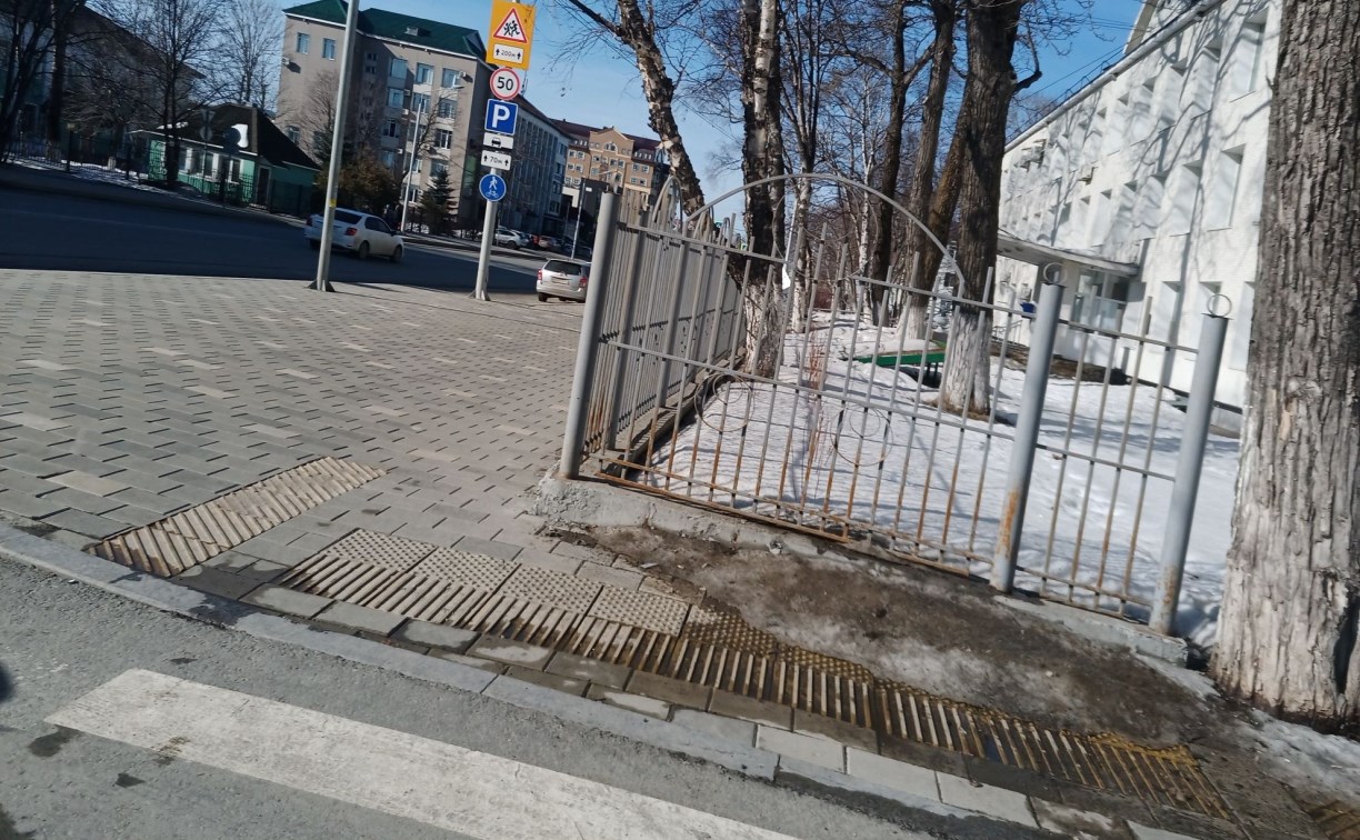 Жители Южно-Сахалинска заинтересовались пешеходным переходом, который упирается в забор