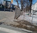 Жители Южно-Сахалинска заинтересовались пешеходным переходом, который упирается в забор