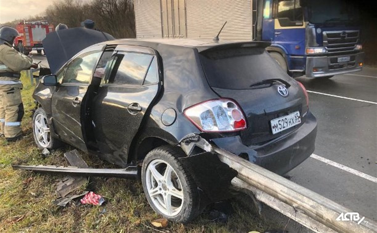 Сахалинец отсудил у дорожников 440 тысяч рублей за машину, проткнутую отбойником