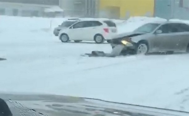Два автомобиля столкнулись перед «Сити Моллом» в Южно-Сахалинске