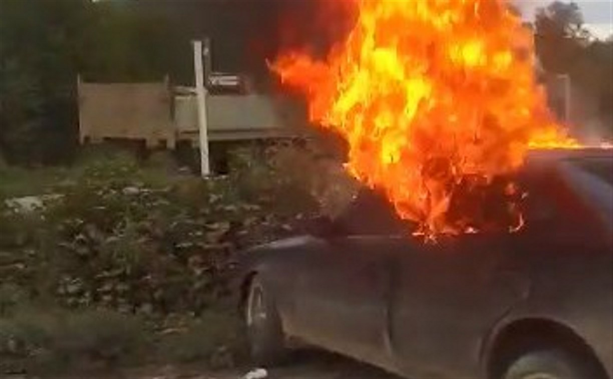 Toyota Chaser сгорела на повороте к селу Молодежному в Тымовском районе