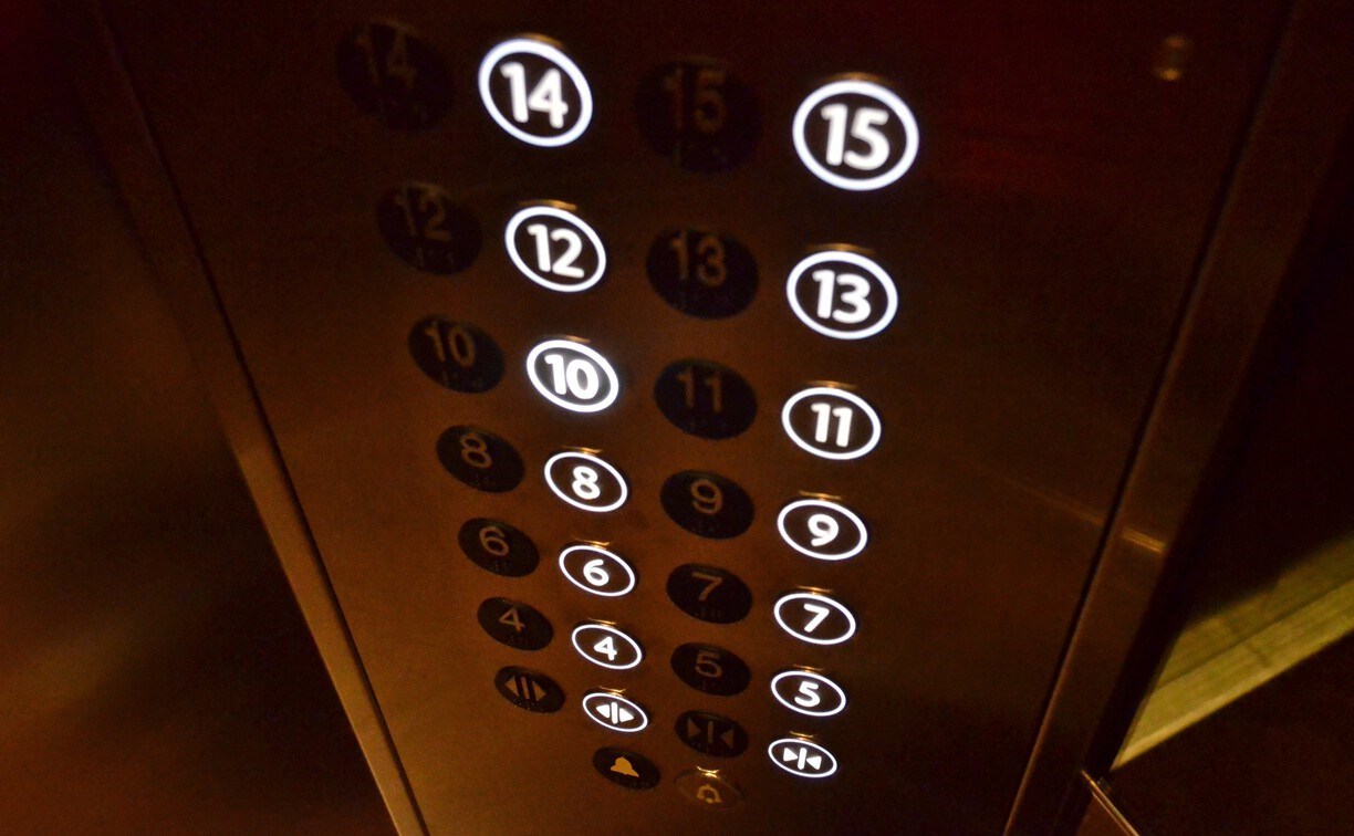 Лифт, "упавший" в многоэтажке в Южно-Сахалинске, имеет функцию автоматического торможения