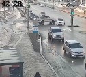"Светофор посыпался": появился момент ДТП, когда девушка на "Прадо" разбила "Аксио" в Южно-Сахалинске 