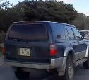Водитель Land Cruiser решил протиснуться между двух машин на Охи едва не устроил ДТП