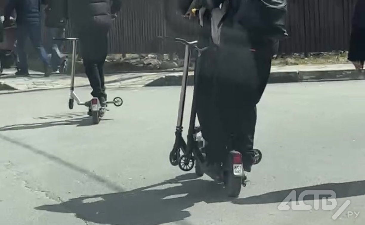 "А вам слабо?": в Южно-Сахалинске дети катались на самокатах и электросамокатах одновременно