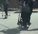 "А вам слабо?": в Южно-Сахалинске дети катались на самокатах и электросамокатах одновременно