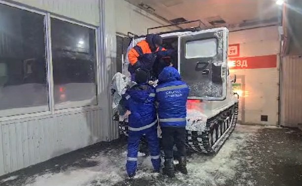 Автомобиль скорой помощи на Сахалине увяз в снегу по дороге к пациенту с инсультом