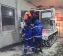Автомобиль скорой помощи на Сахалине увяз в снегу по дороге к пациенту с инсультом