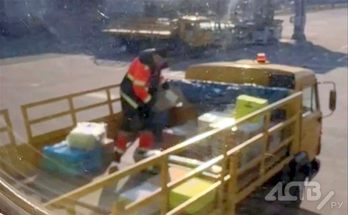 Пассажирку из Владивостока возмутило обращение с багажом в аэропорту