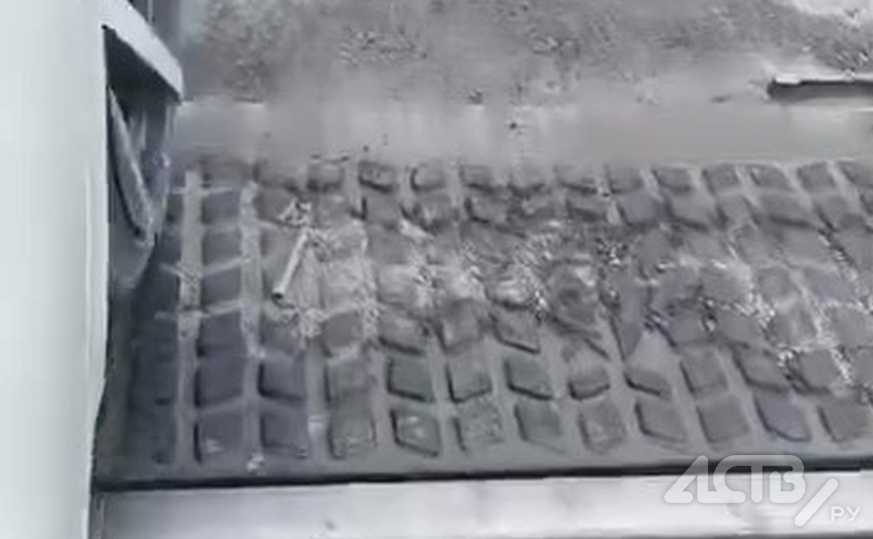 Автомобилисты сообщают об опасной арматуре, торчащей на ж/д переезде в Южно-Сахалинске