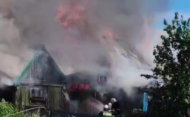 Склад тракторных шин едва не погубил в пожаре в Тымовском районе два дома - видео