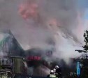 Склад тракторных шин едва не погубил в пожаре в Тымовском районе два дома - видео