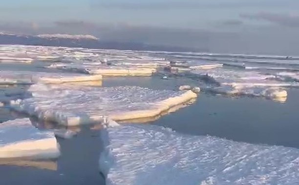 Лёд рвануло на Сахалине в 50-ти метрах от берега 