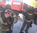 Спасатель показал тушение пожара в Южно-Сахалинске от первого лица