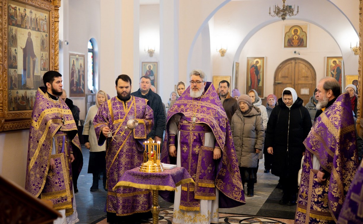Заупокойные богослужения об убитых в теракте в "Крокусе" прошли в Южно-Сахалинске 