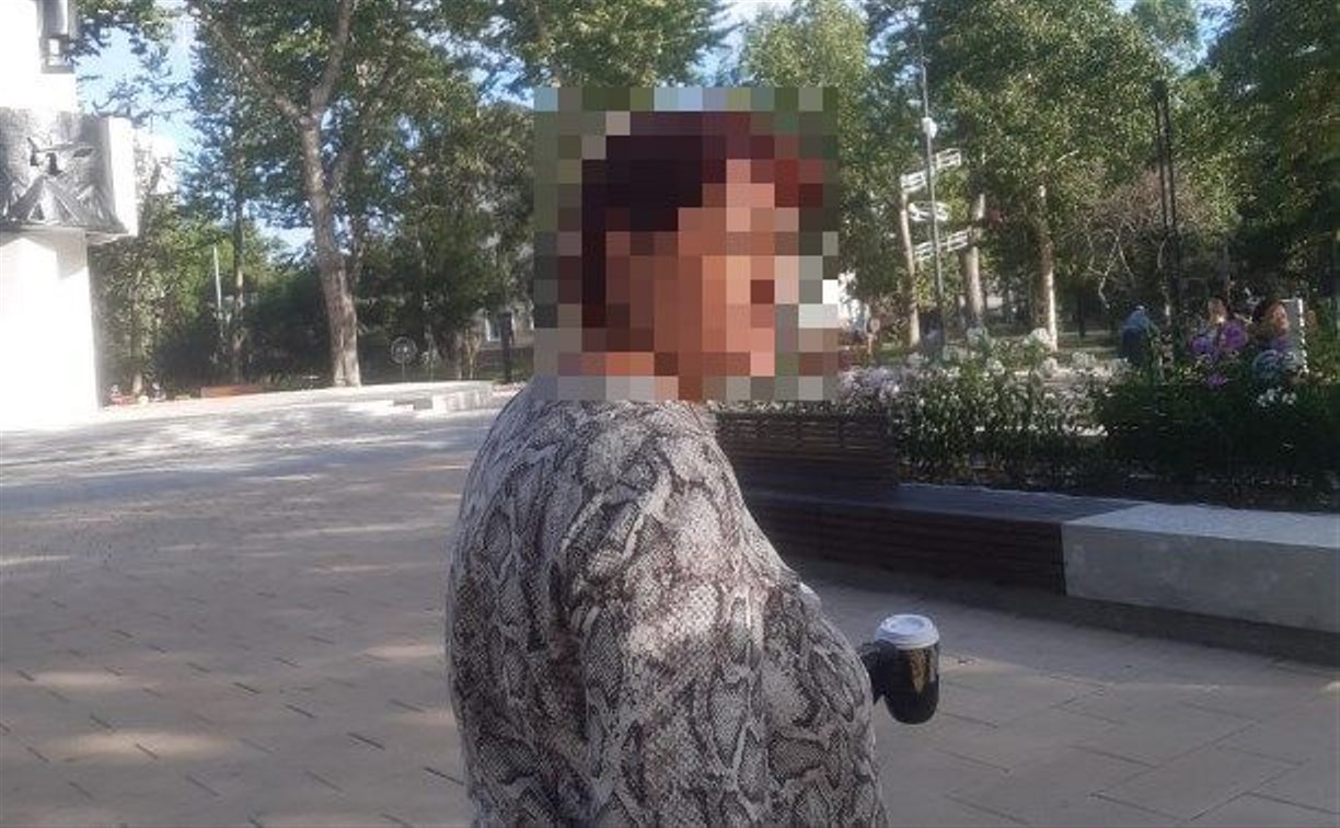 Женщина ударила по уху подростка и разбила его телефон в сквере Южно-Сахалинска