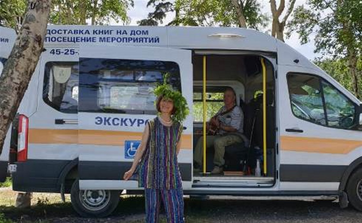 Областная библиотека вывезла маломобильных читателей на озеро Изменчивое