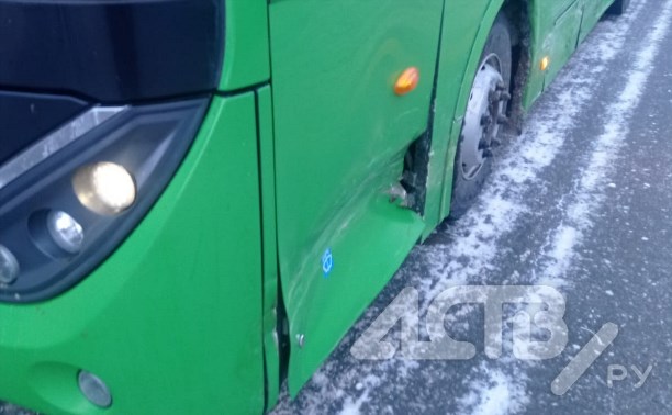 Рейсовый автобус и хэтчбек столкнулись на корсаковской трассе из-за автохама