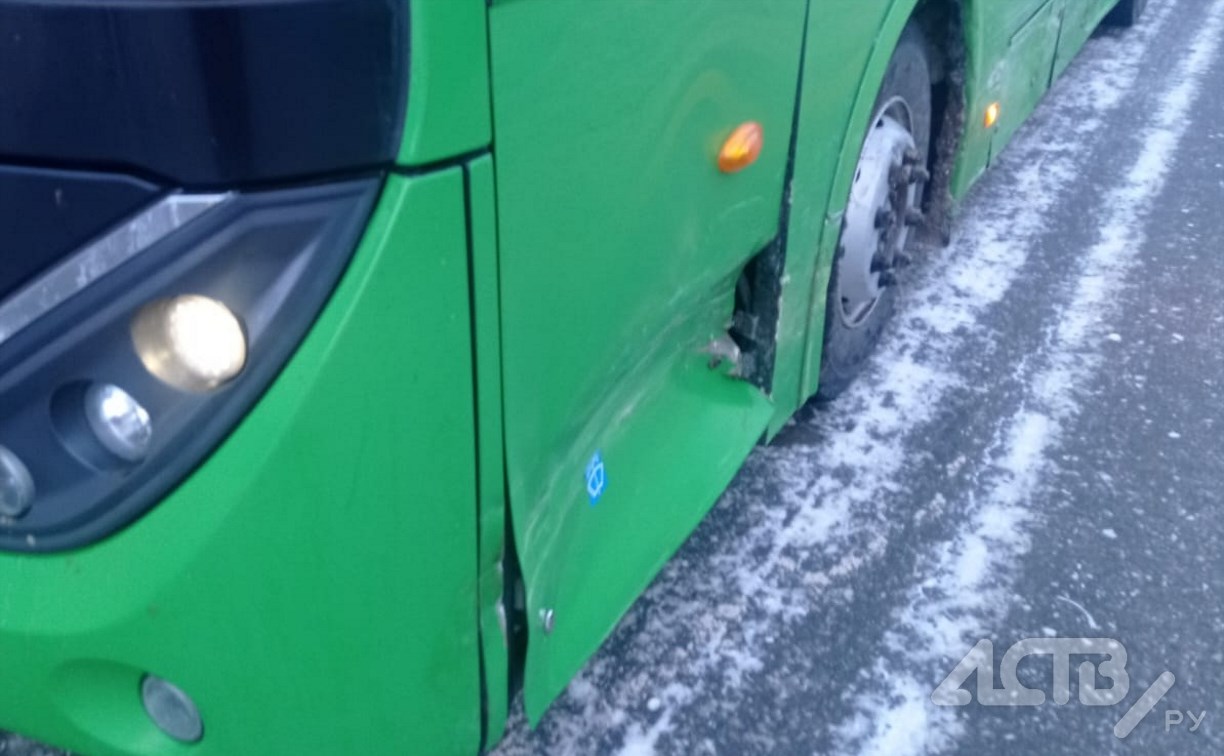 Рейсовый автобус и хэтчбек столкнулись на корсаковской трассе из-за автохама