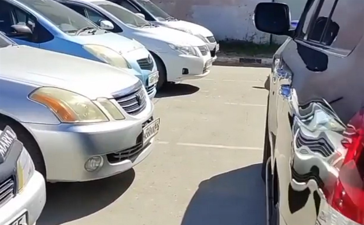 "Вот такие заботливые": сахалинец припарковал свой Land Cruiser и заблокировал другим выезд с парковки