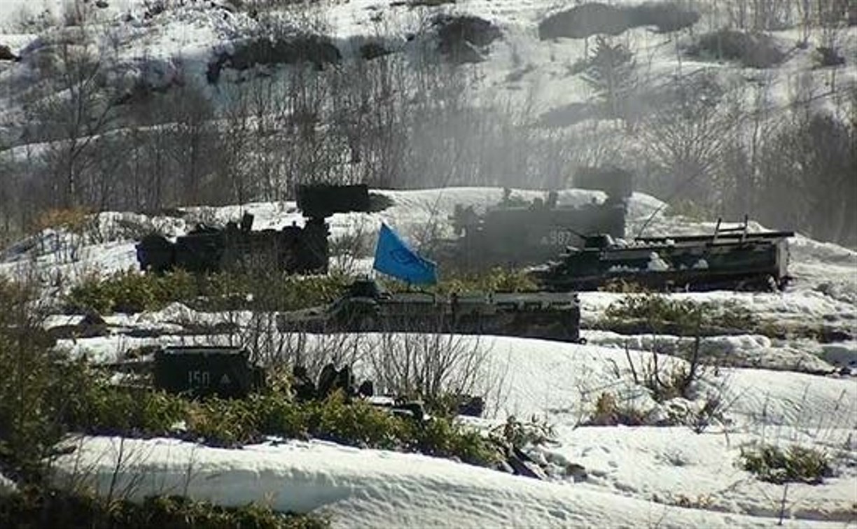 Артиллеристы и мотострелки на Сахалине во время учений уничтожили десант условного противника