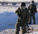 Устанавливать и обезвреживать мины-ловушки тренируются военнослужащие на Сахалине