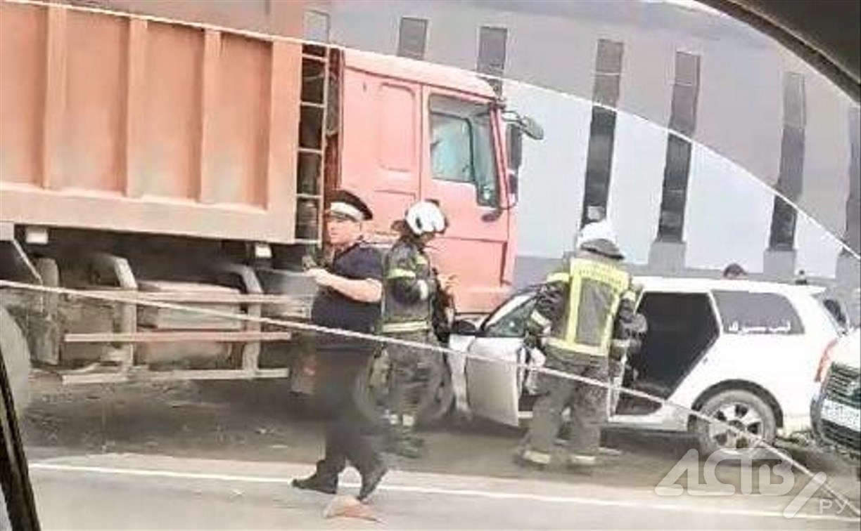 Мужчина пострадал при столкновении универсала и самосвала в Южно-Сахалинске