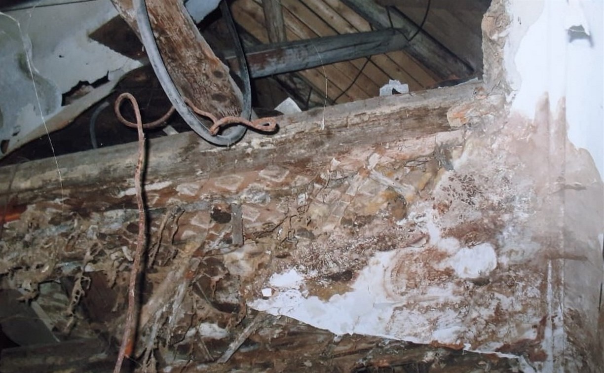 Углегорцы живут в разваливающемся доме, который не признают аварийным