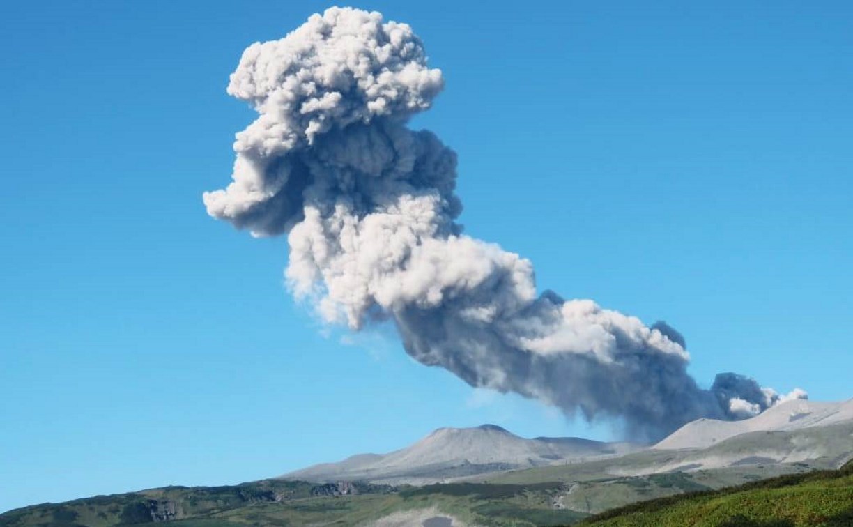 Ветер снова отнес пепел вулкана в сторону Северо-Курильска
