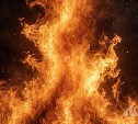 На четвертом этаже частично расселенного дома в Охе горели 20 "квадратов" мусора