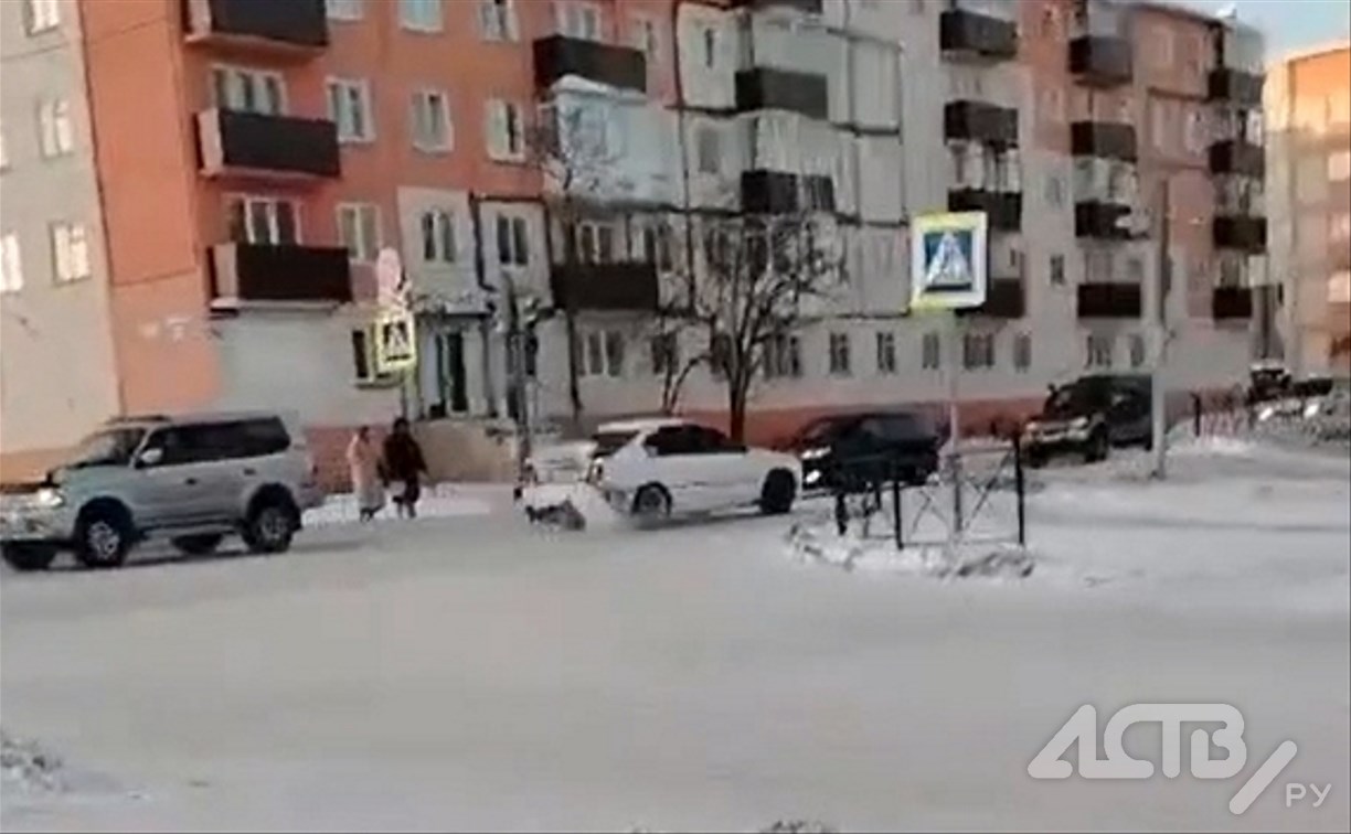 Очевидцы: местная "звезда", разбившая авто на рыбалке, продолжает гонять пьяным в Охе